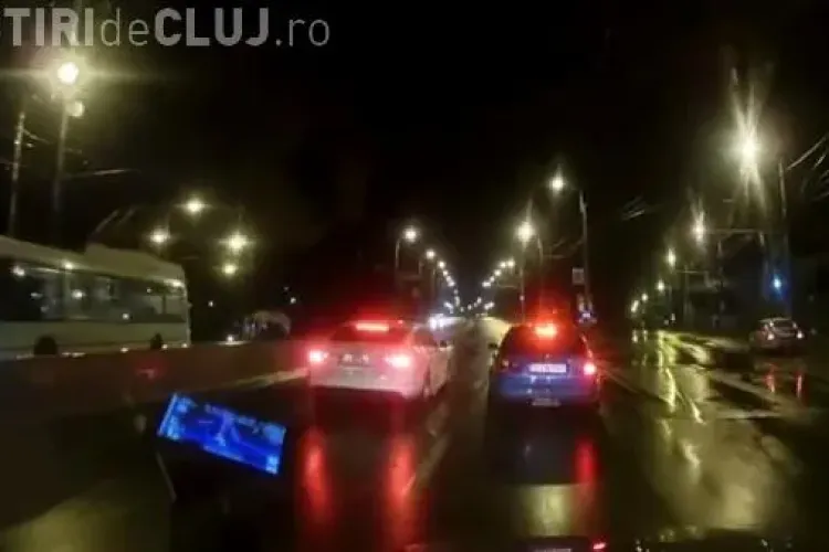 Nesimțire fără margini! Cum blochează doi șoferi clujeni, cu Audi și BMW, strada ca să stea de vorba VIDEO