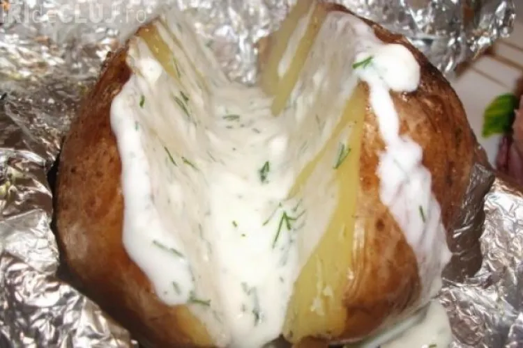 Cum să gătești cartofi copţi delicioși în folie de aluminiu