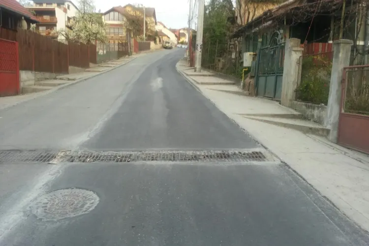Pe o stradă din Cluj-Napoca s-au asfaltat și scurgerile de apă pluvială - FOTO