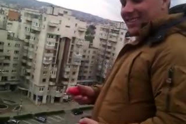 Un IDIOT aruncă cu ouă de Paște după clujeni în Mărăști - VIDEO