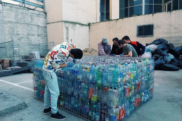 La Cluj se fură PET -urile adunate pentru Scena Verde - teatrul plutitor de pe Lacul Gheorgheni - FOTO