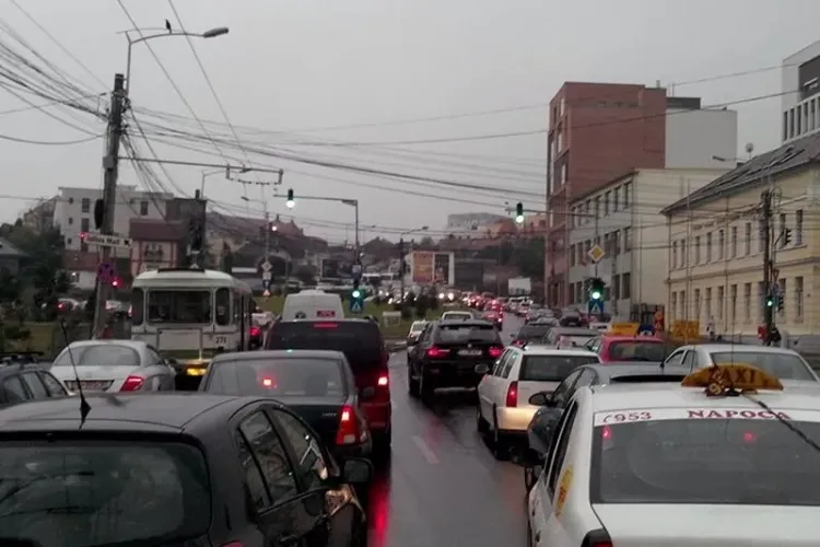 Traficul infernal din Cluj dă peste cap orarul autobuzelor și troleibuzelor. Ce spun cei de la CTP