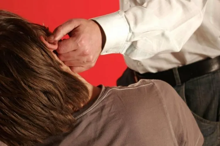 Un profesor de la Cluj s-a ales cu dosar penal, după ce și-a TERORIZAT elevii. Un copil a fost urecheat până a ajuns la spital