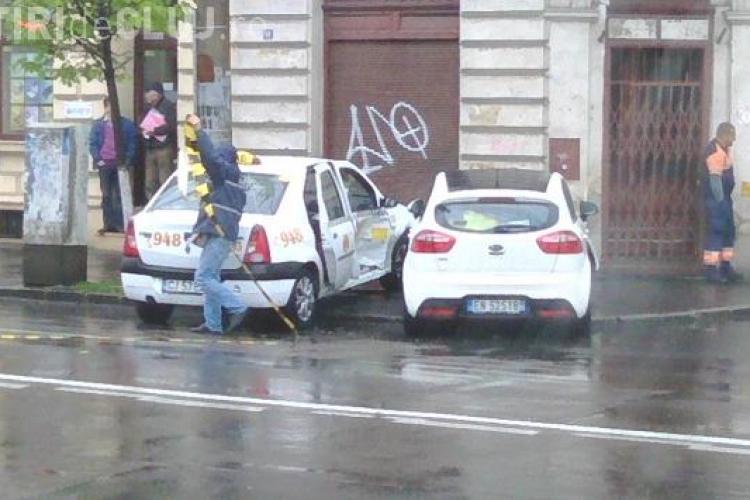 Accident în centrul Clujului, pe Moților! Taximetrist lovit în PLIN - FOTO