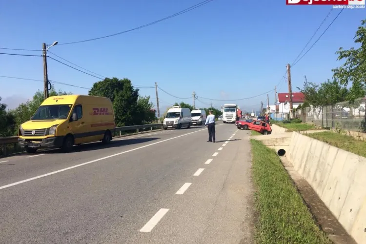 Accident cu patru mașini la Cuzdrioara! Una a fost aruncată direct într-un șanț FOTO