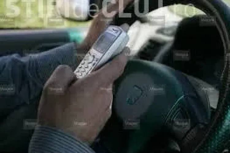 Un clujean își citea SMS -urile și a produs un accident soldat cu pagube