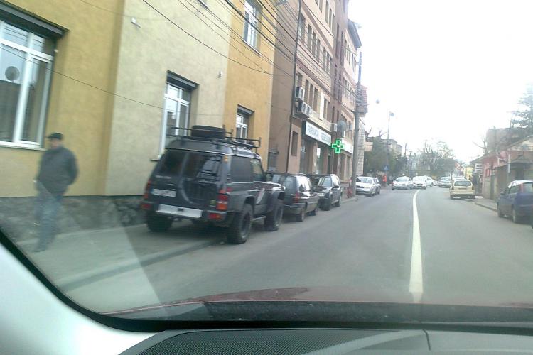 La Cluj, trotuarul ține loc de parcare! Un clujean se plânge că autoritățile nu rezolvă problema FOTO
