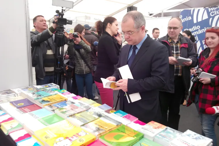 A fost inaugurat Târgul de Carte Gaudeamus de la Cluj. Boc a participat la eveniment și a răsfoit câteva cărți FOTO