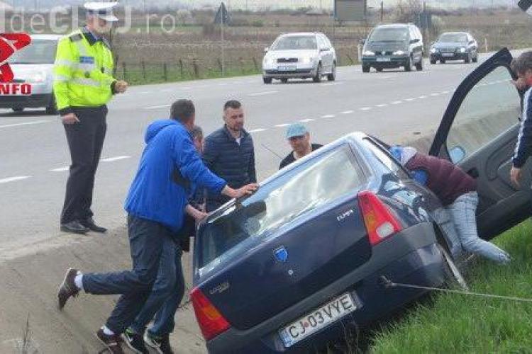 Accident la ieșire din Gherla! Patru tineri au ”zburat” cu mașina într-un șanț VIDEO
