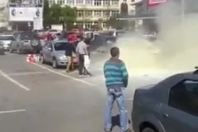 O mașină a luat foc în parcare la Kaufland în Mărăști. Angajații supermarketului au sărit în ajutor VIDEO