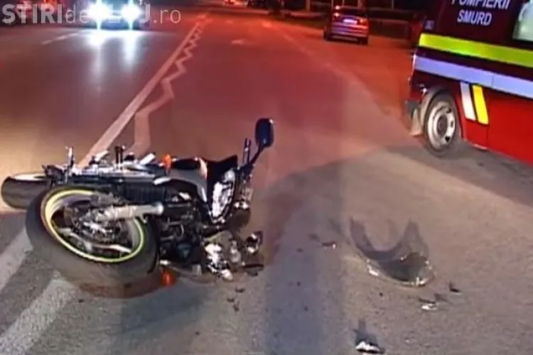 Accident de motocicletă pe strada Clujului: Doi tineri au zburat prin aer în urma unui incident - VIDEO