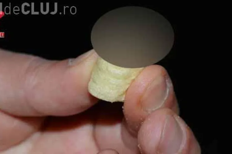 Un clujean aproape și-a rupt dinții mâncând o pungă de pufuleți. Ce a găsit într-unul dintre ei FOTO