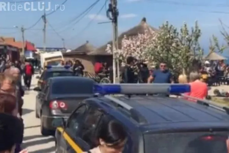 Inspectorii ANAF au fost huiduiți de turiști în Vama Veche. O mașină le-a fost vandalizată VIDEO