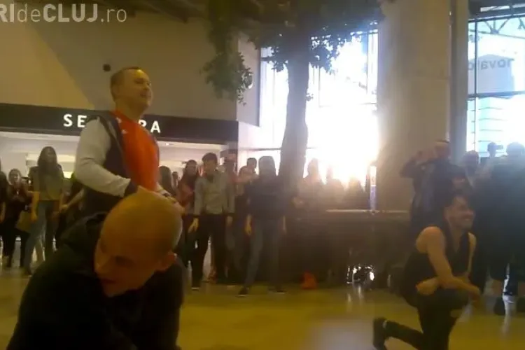 SUPER cerere în căsătorie la Cluj! Flash mob de VIS la Iulius Mall - VIDEO