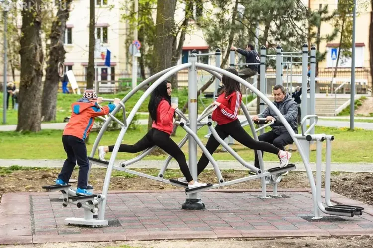 Noi aparate de fitness au fost montate în Parcul Central. Vezi cum arată FOTO 