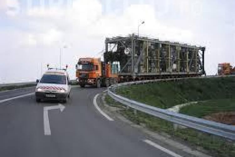 Traficul din Cluj este îngreunat din cauza unui convoi agabaritic. Vezi ce drumuri trebuie să eviți
