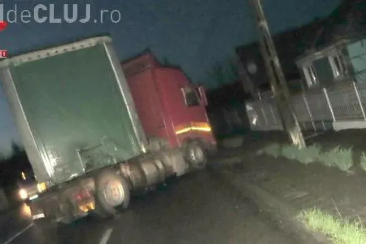 Un șofer a pierdut controlul TIR-ului pe care îl conducea, la Iclod! Aproape a intrat cu el într-o casă VIDEO
