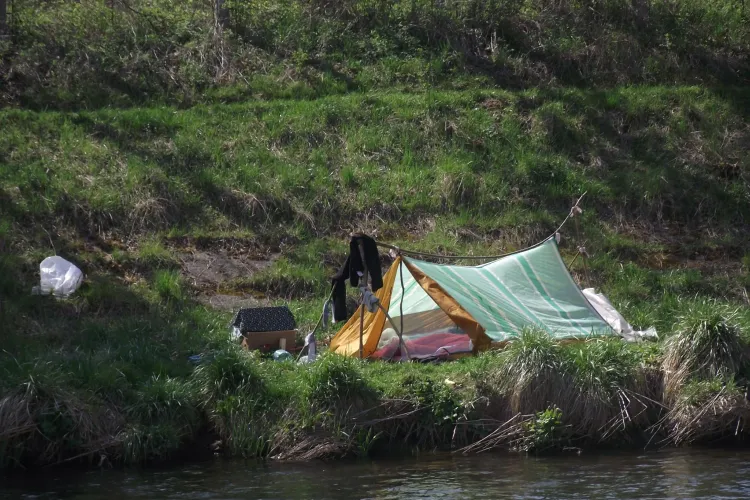 Romii nomazi au venit în vacanță la Cluj! Corturile sunt pe malul Șomeșului - FOTO