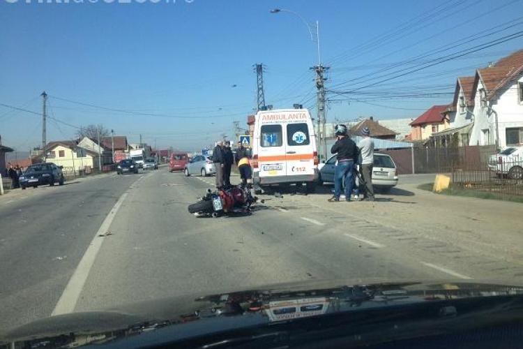 Motociclist rănit într-un accident la Cluj. Un șofer neatent l-a ”aruncat” direct într-o ambulanță FOTO