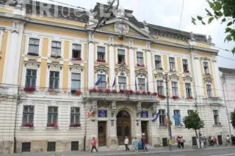 Un polițist local din Cluj-Napoca este în funcție cu o condamnare la activ și un proces de trafic de influență pe rol