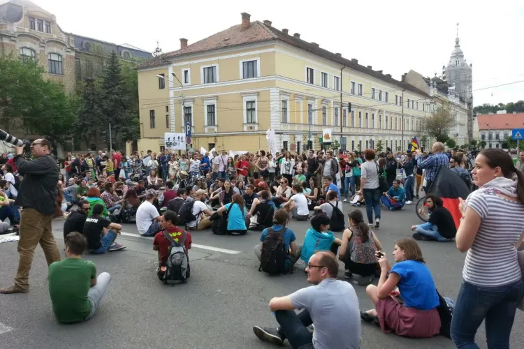 Protest MASIV la Cluj pentru SALVAREA PĂDURILOR! Iohannis CRITICAT - FOTO și VIDEO