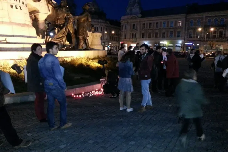 Zeci de tineri s-au strâns în centrul Clujului și au aprins lumânări în memoria studenților asasinați în Kenya FOTO