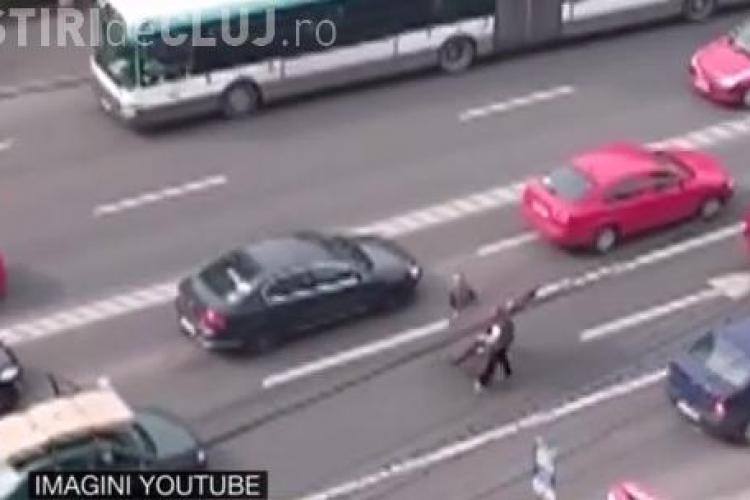 Păcală din Cluj a trecut prin clipe grele! I-a ZBURAT ușa de pe mașină, direct pe asfalt - VIDEO