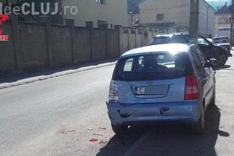 Dimineață cu ghinion pentru un clujean! S-a trezit cu mașina înfiptă într-un stâlp FOTO