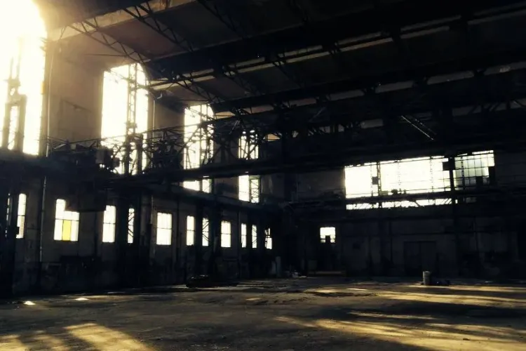 Piesă de teatru jucată la Cluj-Napoca în Hala Remarul, parte din patrimoniul industrial național