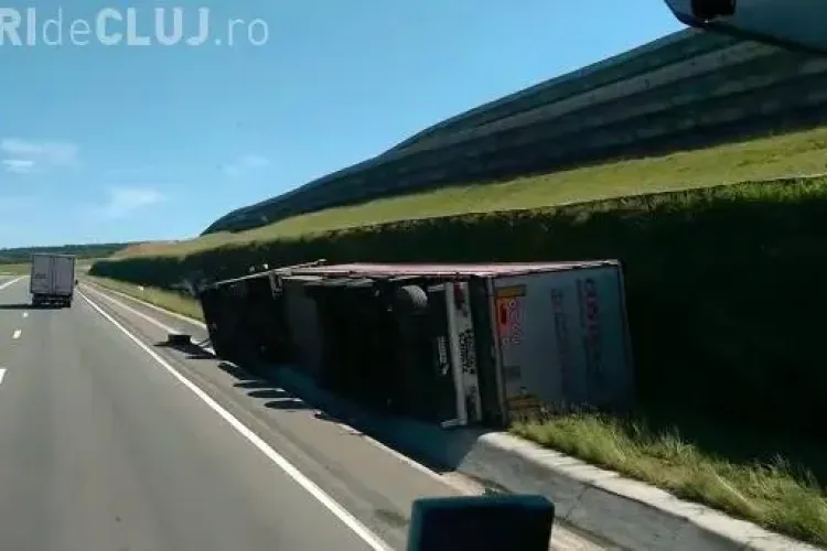 Accident pe varianta Vâlcele-Apahida. Un șofer s-a răsturnat cu TIR-ul pe marginea drumului VIDEO