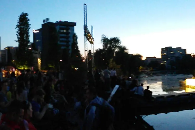 Concert MINUNAT pe lacul Gheorgheni. Cum a fost atmosfera la Teatrul plutitor de la Iulius Mall- VIDEO
