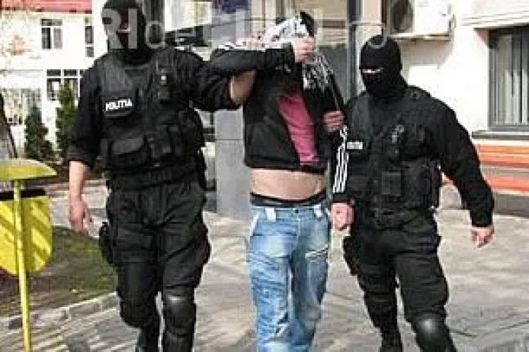 Spărgător de mașini, prins de trecători în Mărăști. Poliția l-a preluat și reținut pe 24 de ore