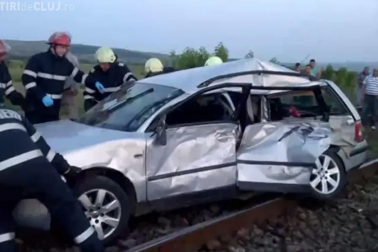 Accident la Jucu! A intrat cu mașina în fața trenului. Pe bancheta din spate era soția și fetița de 2 luni