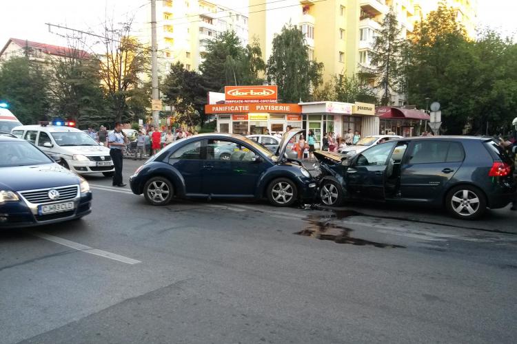 Accident în Mănăștur, lângă magazinul Big! Două mașini s-au făcut praf - VIDEO