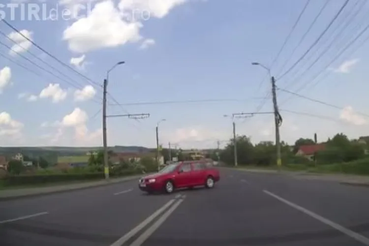 Aproape de accident pe podul de la IRA! L-a salvat un curs de îndemânare auto - VIDEO