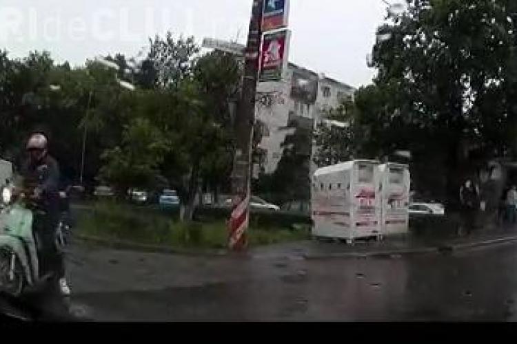 Scuterist inconștient, aproape să fie lovit de mașină la Cluj VIDEO