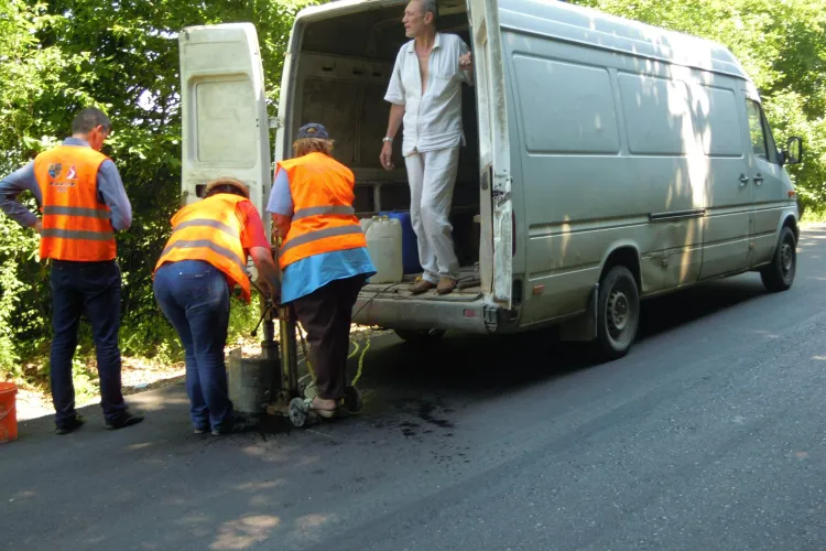 La Cluj s-a declarat RĂZBOI asfaltatorilor. Aleator se iau probe din drumul turnat - FOTO