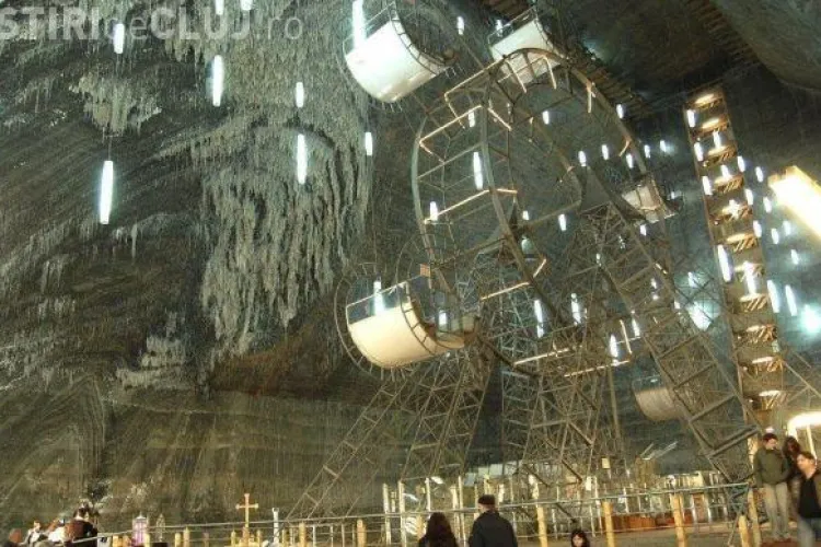 SALINA TURDA. Roata panoramică s-a rupt. Turiștii sunt blocați - UPDATE: Roata e moștenire de la Elena Udrea