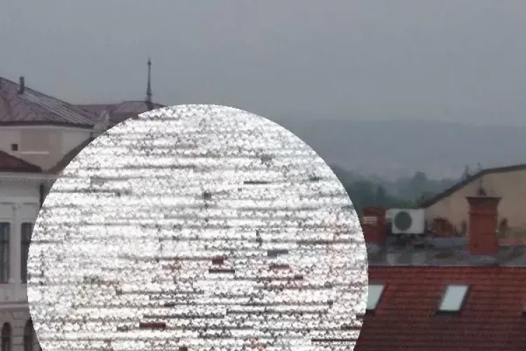 Cum se lucrează la Cluj. Un muncitor s-a urcat să repare acoperișul, pe ploaie, în centru Clujului, fără măsuri de siguranță FOTO