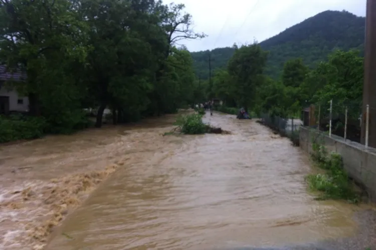 Drumul de la Dej la Baia Mare, blocat de ape FOTO