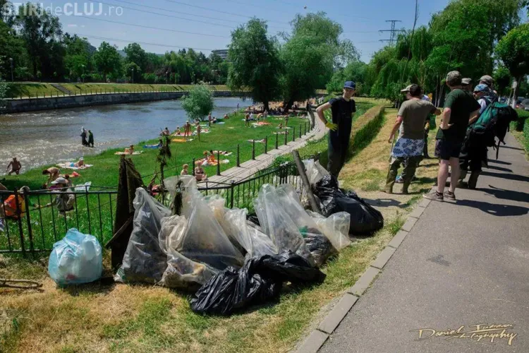 Ecologizare pe Someș, în Grigorescu. Unii la plajă, alții la treabă - FOTO