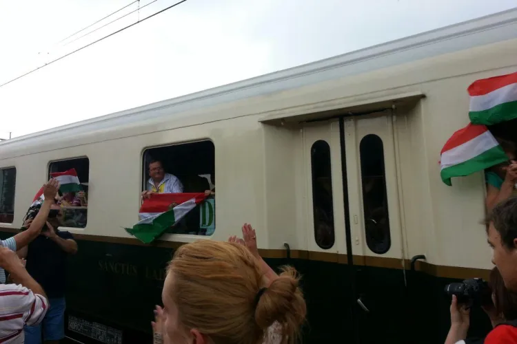 Trenul cu maghiari întâmpinat în Gara Cluj cu onoruri. Destinația finală este Șumuleu Ciuc - FOTO