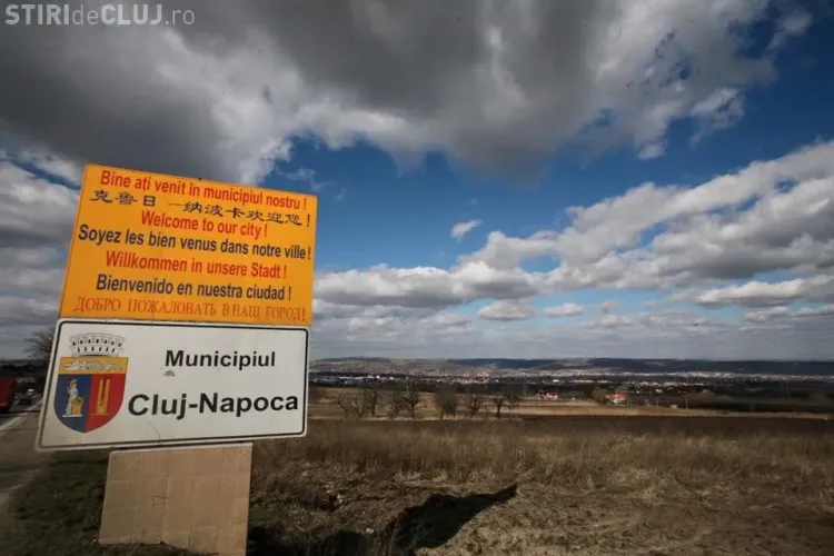 La intrare în Cluj-Napoca a fost amplasată o plăcuță în 7 limbi, dar pe ea nu scrie nimic în MAGHIARĂ - FOTO