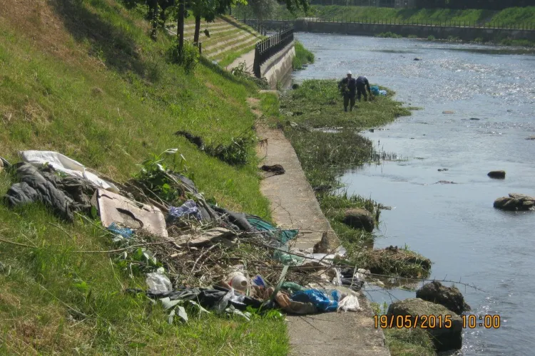 Clujenii folosesc Someșul ca pe propriul coș de gunoi. Vezi ce au fost în stare să arunce în râu FOTO