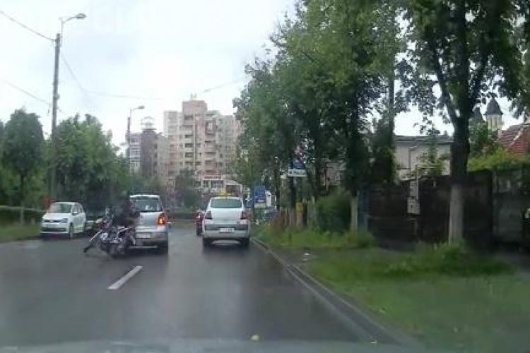 Neatenția în trafic costă! Cum fost accidentat un motociclist la Cluj din cauza unui șofer care nu a semnalizat VIDEO