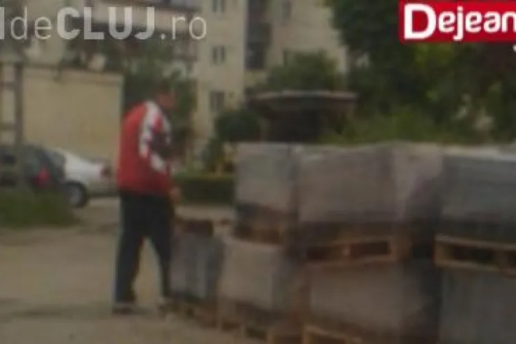 Ce se mai fură pe la noi! Doi dejeni au fost filmați în timp ce își umpleau portbagajul mașinii cu paleți de pavaje VIDEO