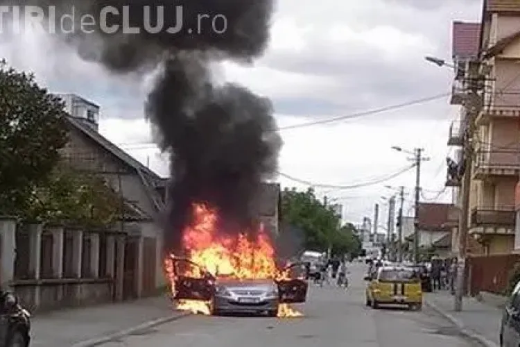 O mașină a ars între blocuri la Gherla - VIDEO