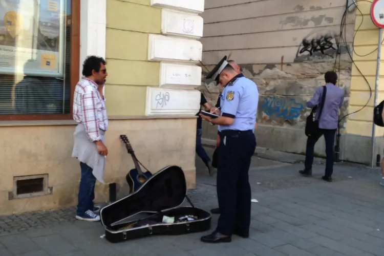 După violonistul ALUNGAT, Poliția Locală a amendat și un chitarist pe Eroilor - FOTO