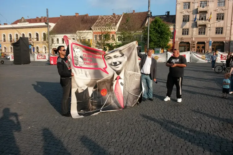 Protest ANEMIC Anti - Ponta la Cluj! S-au urcat cu bannerul pe scena TIFF. Silvia Dumitrescu și-a făcut poze - VIDEO
