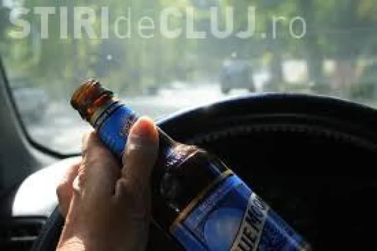 Accident cauzat de un șofer beat la volan la Cluj! A distrus un semafor, iar o mașină a luat FOC